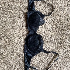 Black Victoria’s Secret Wonder bra 36B